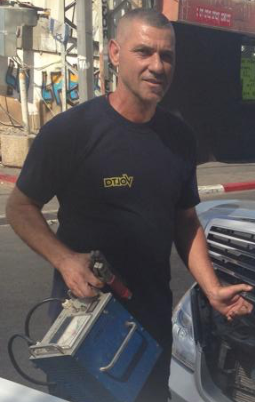 איציק - מייסד איציק מצברים - מחזיק מצבר בשטח